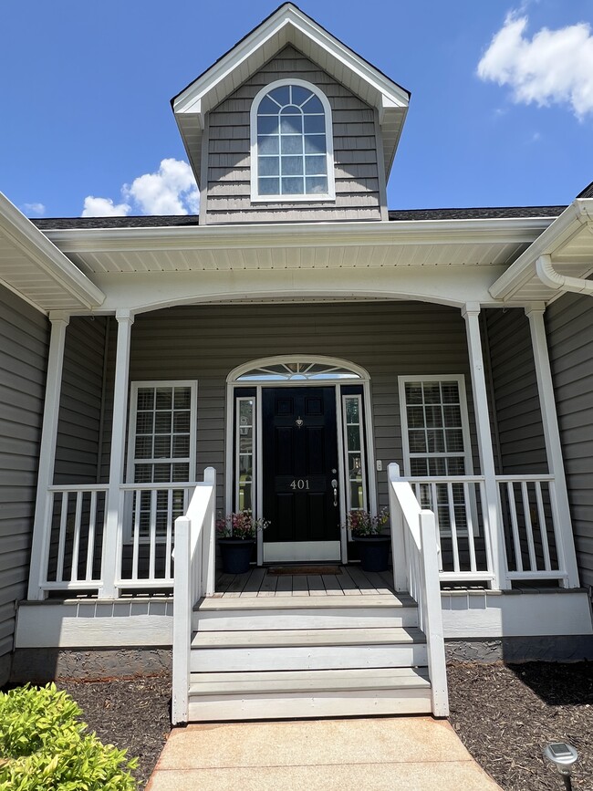 Building Photo - 401 Eastview Ct
