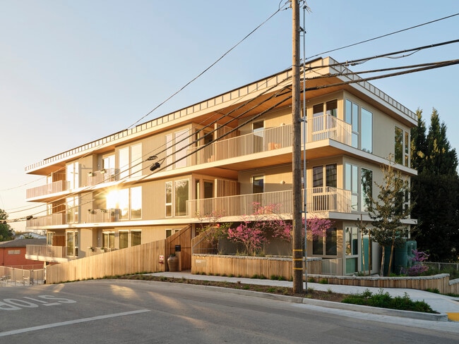 Building Photo - SuperBungalows™ on Marathon Street