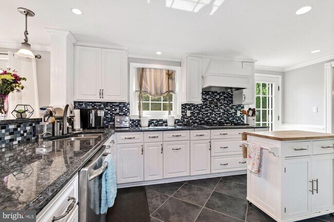 Building Photo - 2416 Stratton Dr