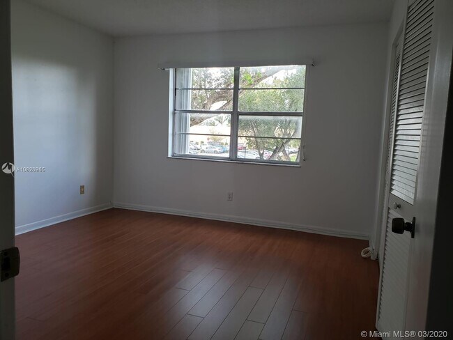Foto del edificio - 8411 NW 8th St  201 Miami Fl 33126