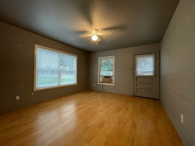 Building Photo - 537 Studewood St