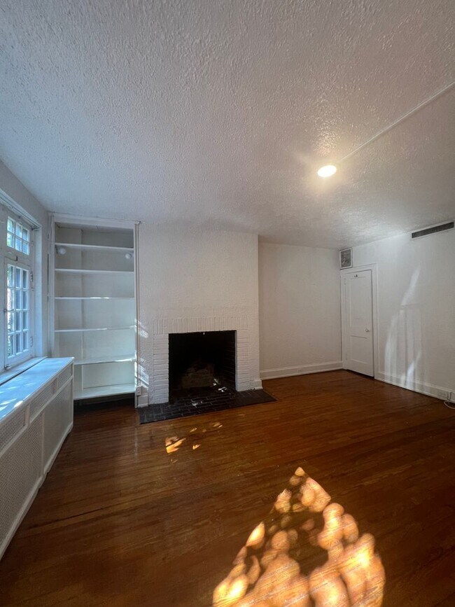 Building Photo - Beautiful Old World 2 Bed + Den Townhouse ...