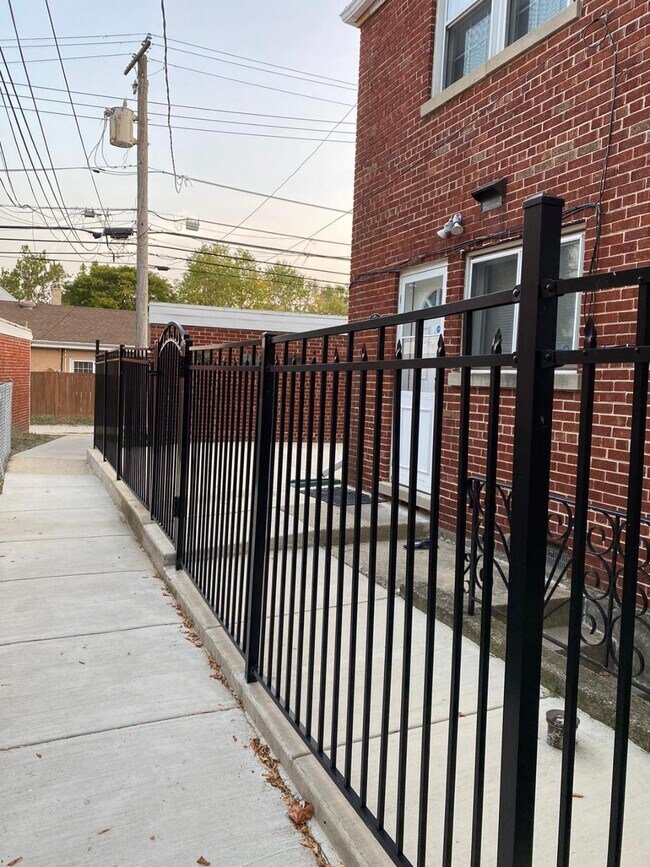 Foto del edificio - 342 Higgins Rd