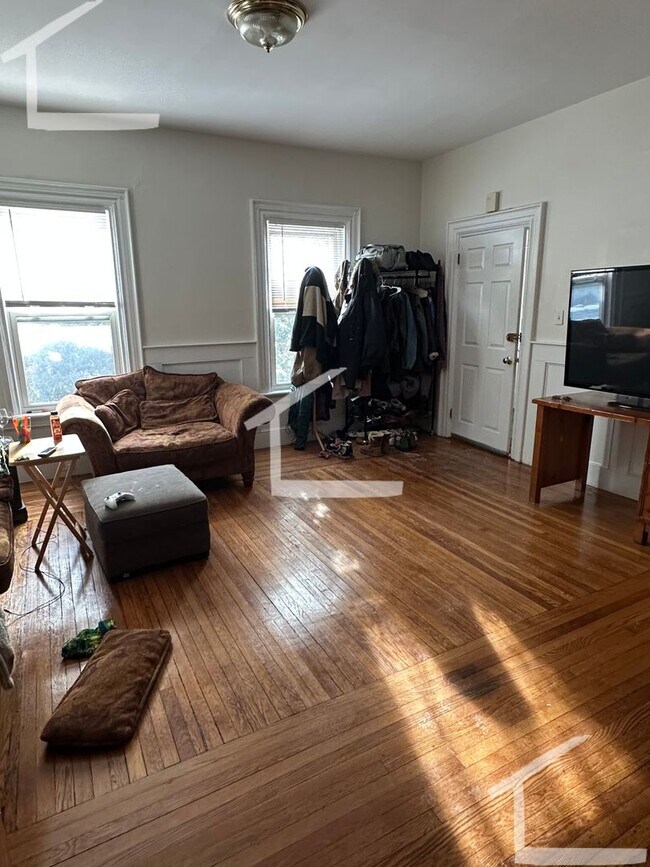 Foto del edificio - Large Unit in Allston, Eat-in Kitchen, Laundry, Parking