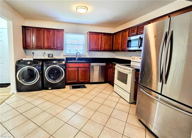 Building Photo - 5643 Dodington Ct