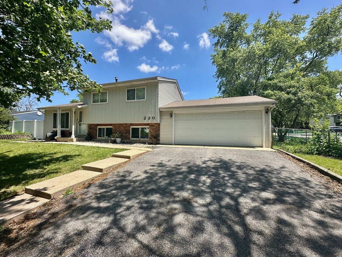 Primary Photo - 220 Hampdon Ct