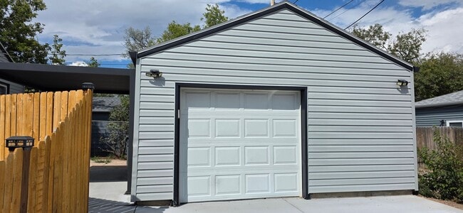 Building Photo - 2904 Plum Dr