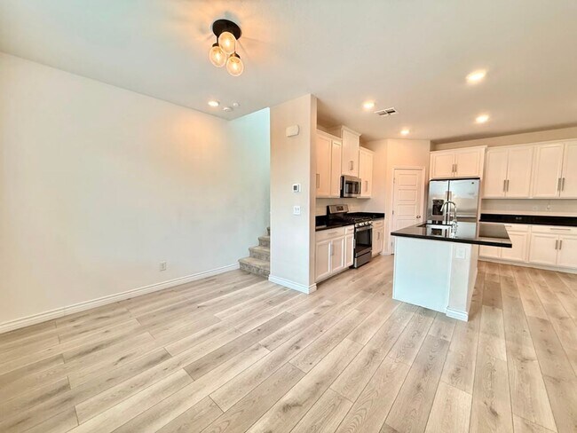 Building Photo - Gorgeous Home waiting for you!