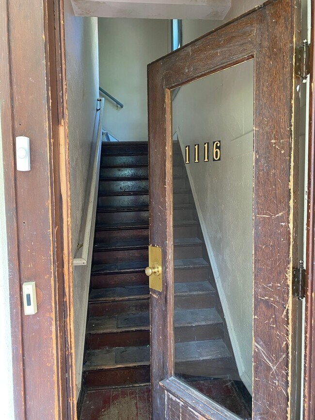 Foto del edificio - Charming 2 Bedroom Upper-Level Duplex on B...