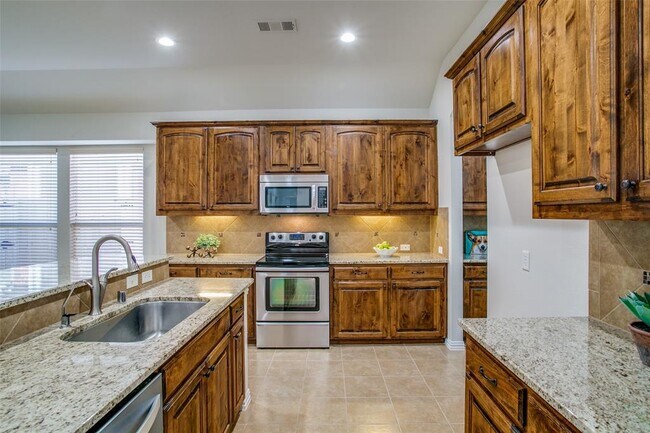 Building Photo - 901 Lake Hollow Dr