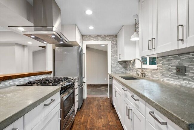 Foto del edificio - Sweet West Seattle PNW Rancher w/ Detached...