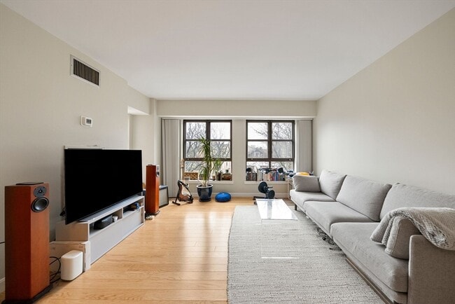 Foto del edificio - 931 Massachusetts Ave