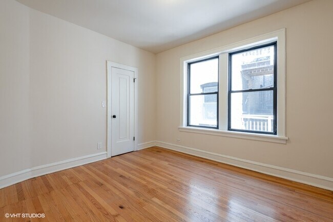 Building Photo - Huge Lakeview 2 bed with In-Unit Laundry, ...