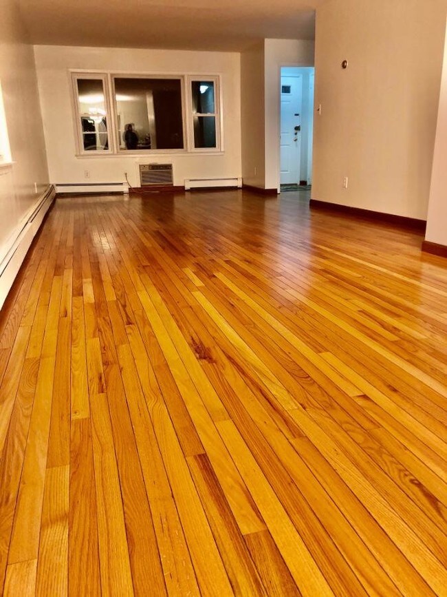 Building Photo - 3 bedroom in LITTLE NECK NY 11362