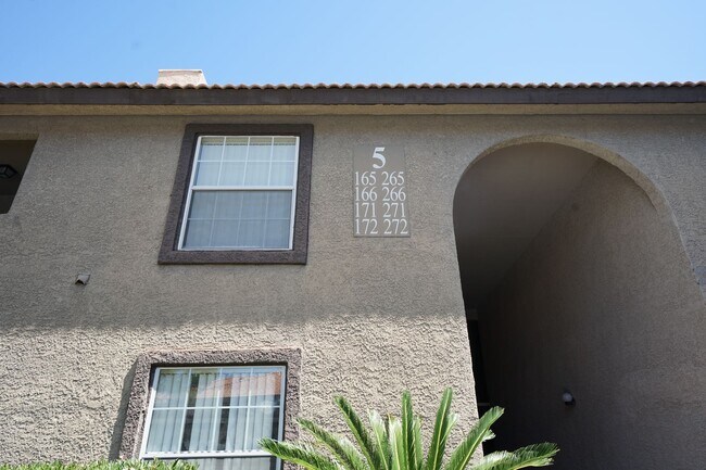Foto del edificio - SHOWINGS AVAILABLE NOW