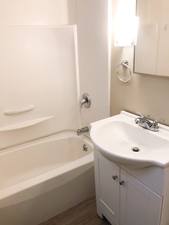 Full Bathroom - 937 Center St