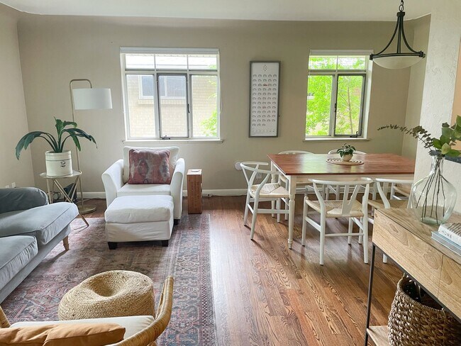 Foto del edificio - Stunning 3 Bed/2 Bath Tri-Level Home in Wh...