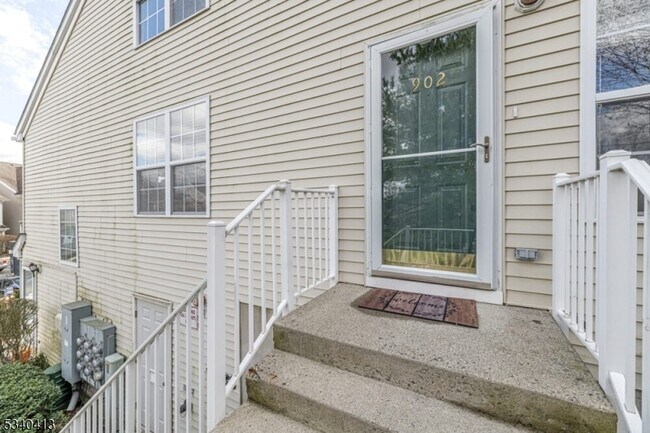 Foto del edificio - 902 Wendover Ct