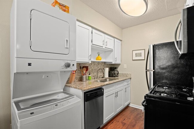Foto del edificio - 2401 Manor Rd