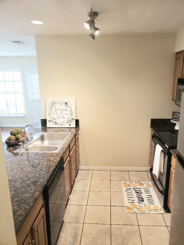 Building Photo - 210 S Habana Ave