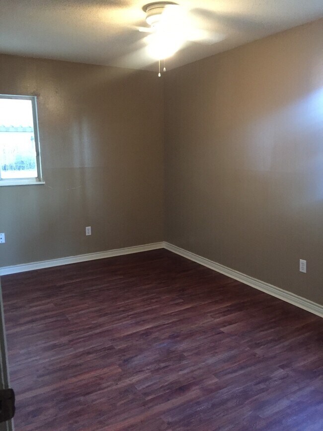 Building Photo - 704 Belmont Dr