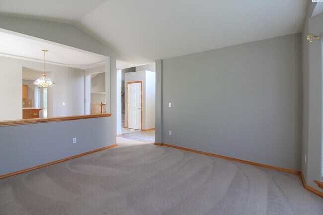 Building Photo - 4 Bed/3 Bath South Richland Home