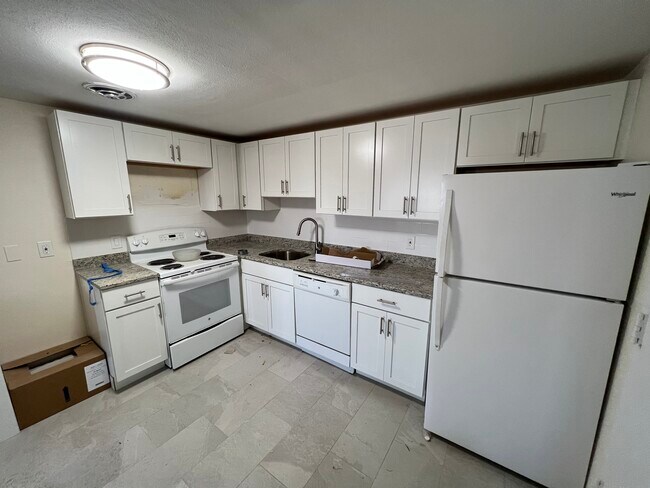 Building Photo - 8 Riverside St