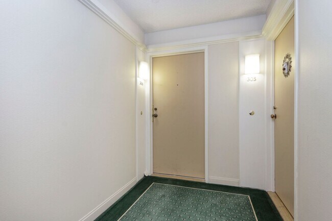 Foto del edificio - 1 Bed / 1 Bath third floor condo in beauti...