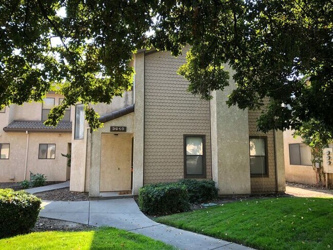 Building Photo - Excellent Turlock 2 Bedroom 2 Bath Townhouse