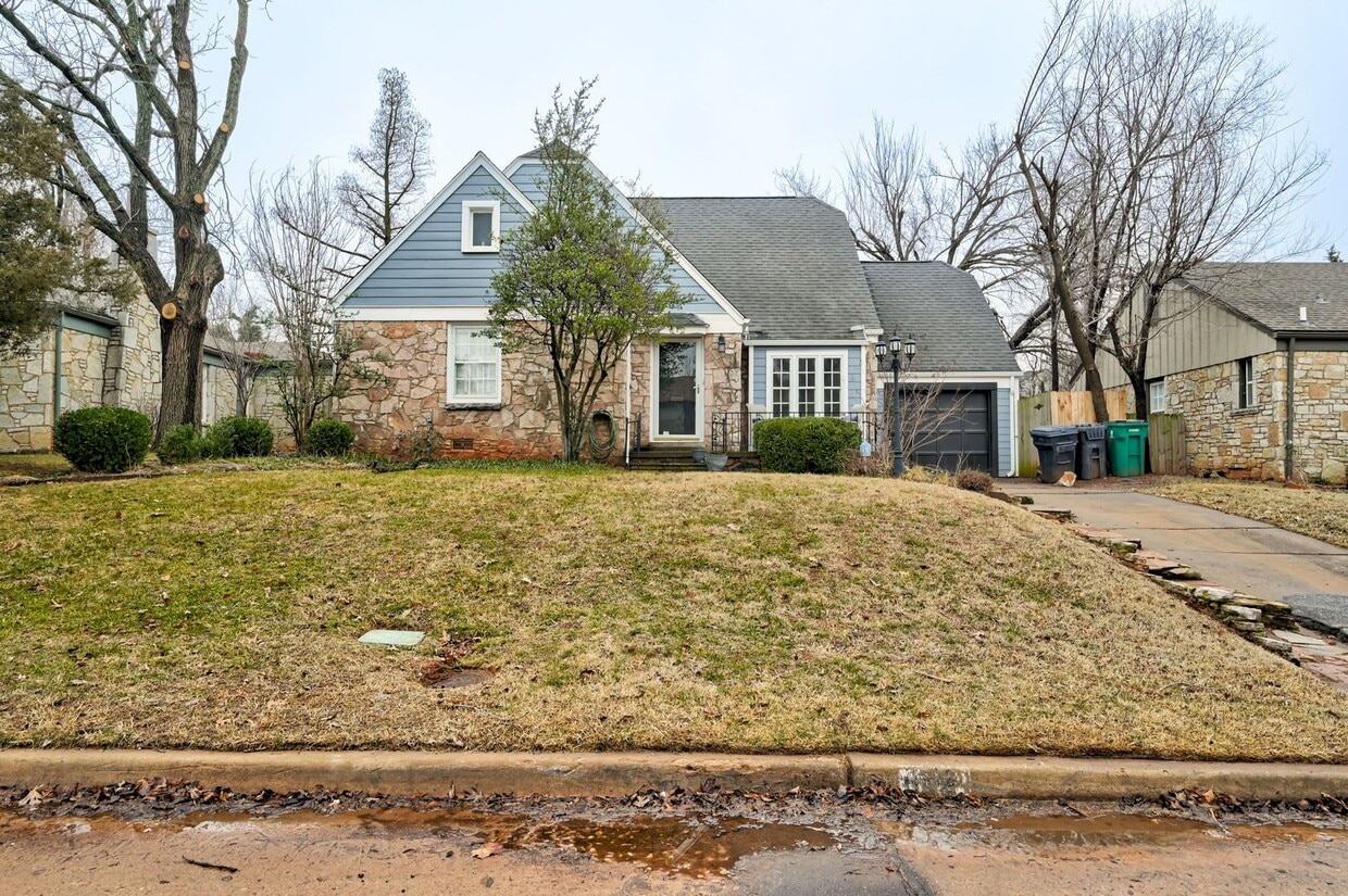 Primary Photo - Remodeled 4BD/3BTH With a Single Car Garag...