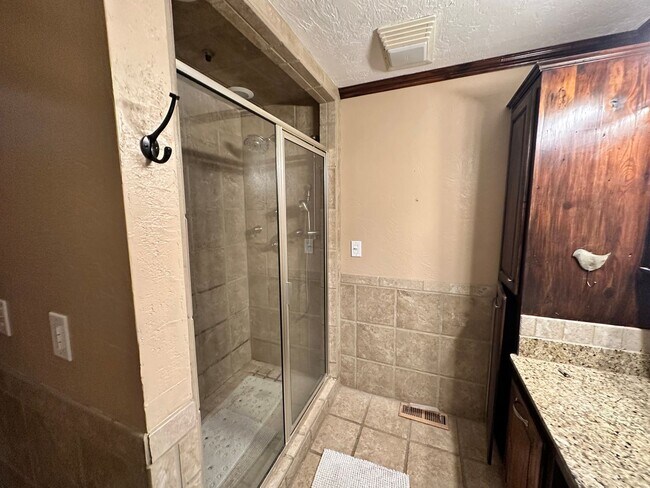Building Photo - FOR RENT: Unique 2-Bed, 1-Bath Home on a C...