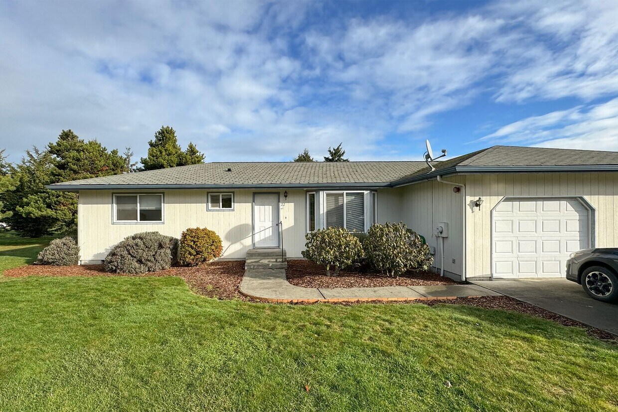 Primary Photo - Nice Duplex for Lease