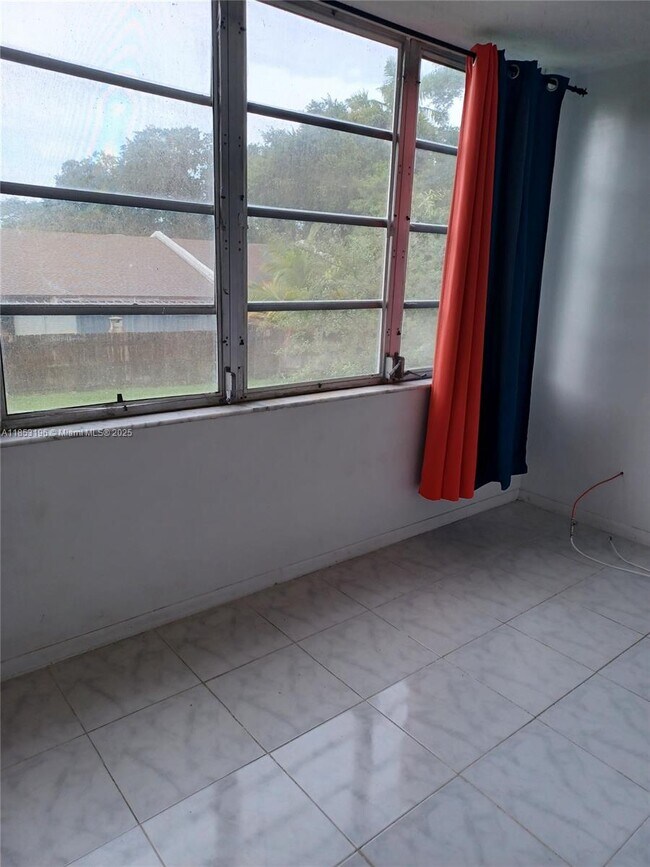 Foto del edificio - 445 NE 195th St