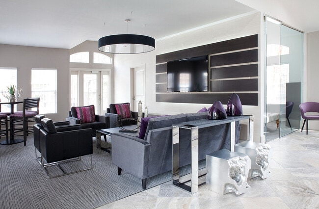 Clubhouse - 1000 Spalding