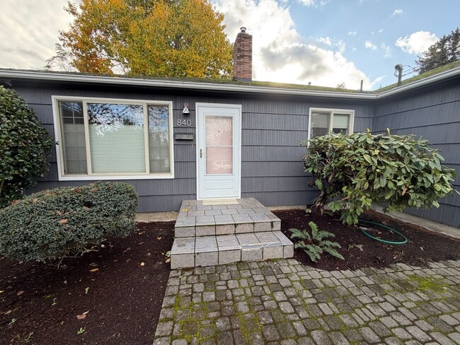 Building Photo - 3 Bedroom 1 Bath single story home