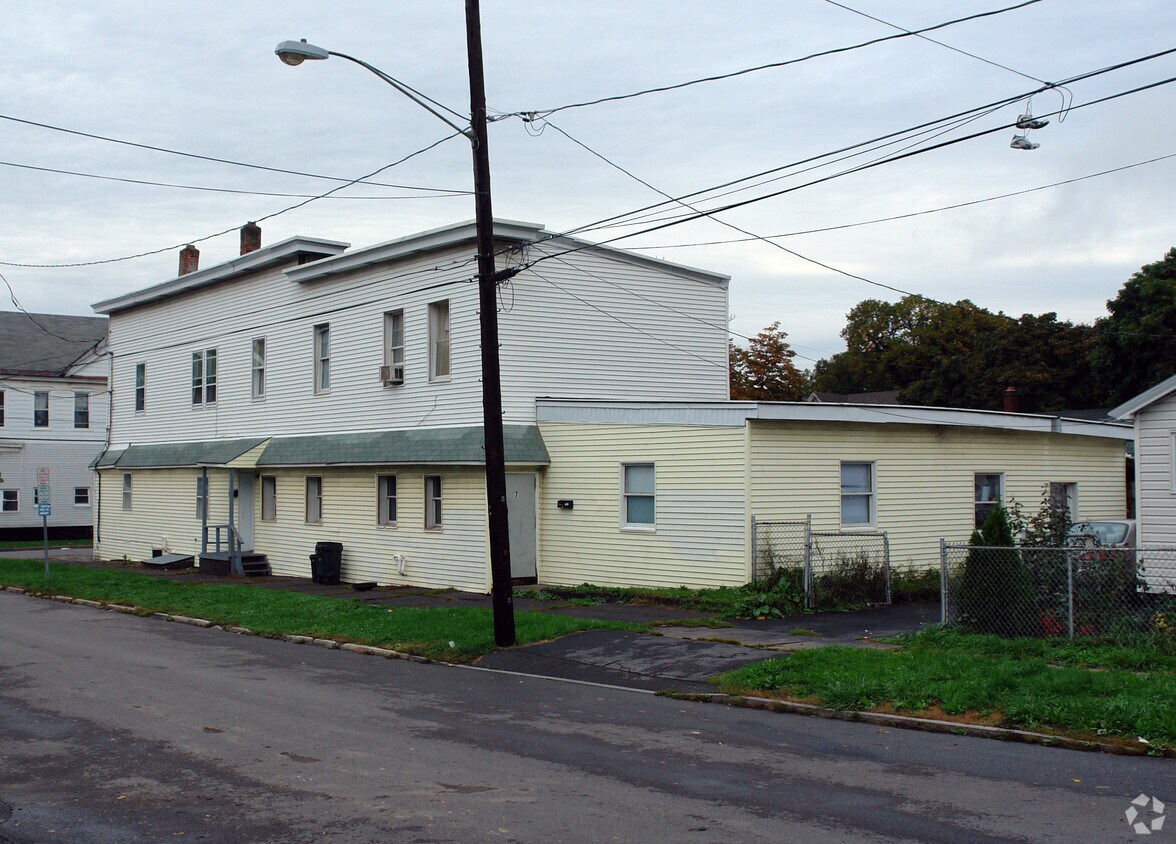 Building Photo - 600-602 Highland St