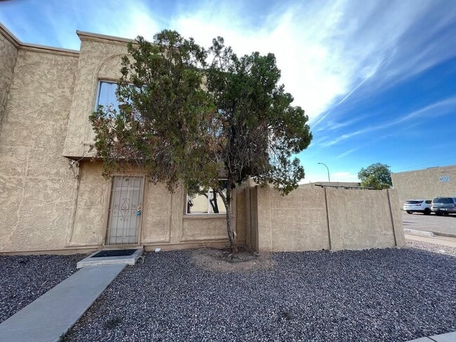 Building Photo - 4462 E Pueblo Ave