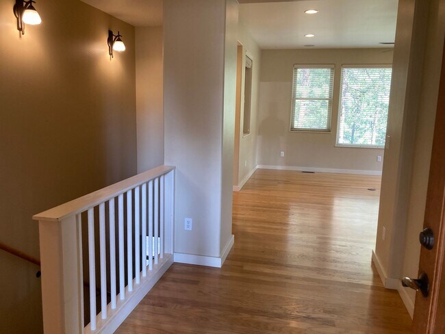 Foto del edificio - Custom home in the sought-after Edgemont H...