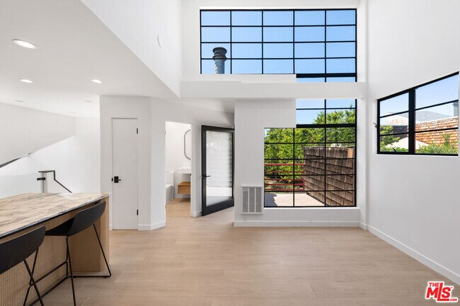 Foto del edificio - 29233 Heathercliff Rd