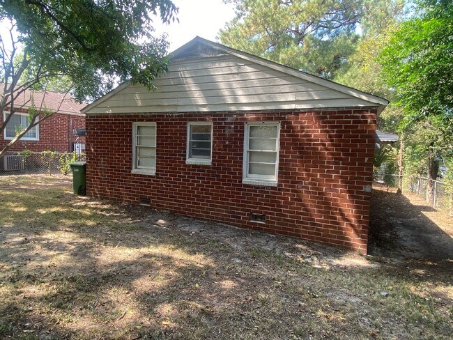 Building Photo - **ON HOLD** 3 Bedroom / 1 Bathroom House f...