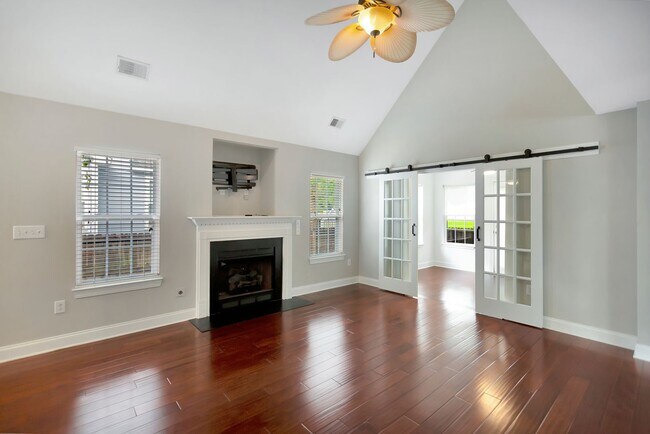 Foto del edificio - Unbeatable Location – Just 6 Minutes to Downtown Charleston!