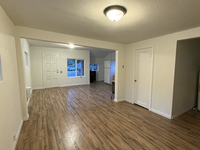 Foto del edificio - 173 SE Lane Ave