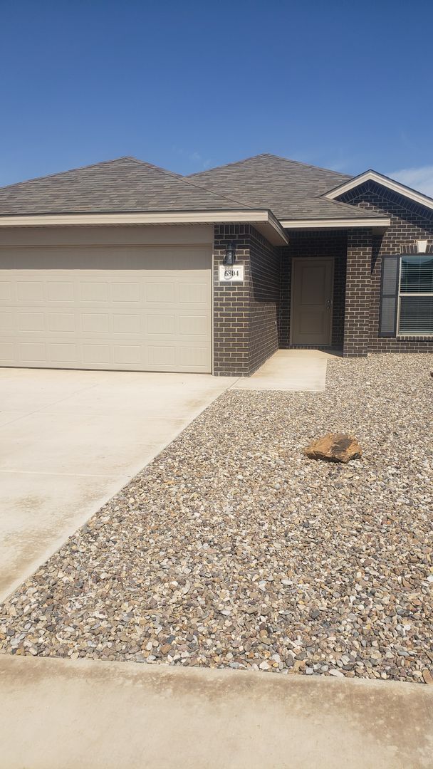 Building Photo - 3 Bedroom 2 bath home!