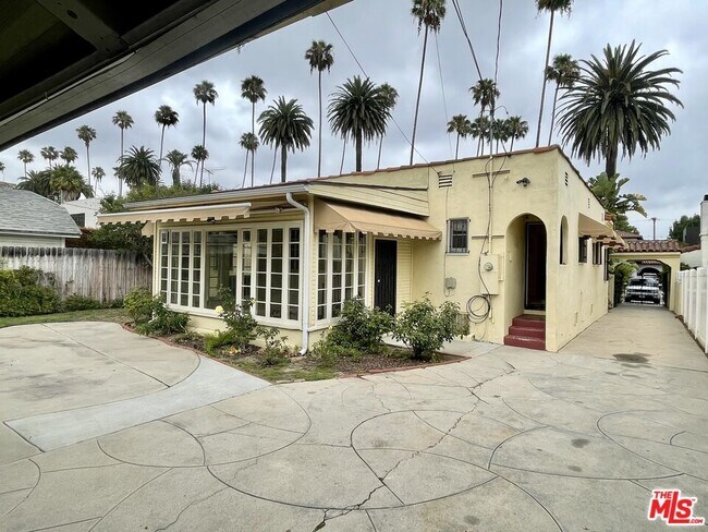 Foto del edificio - 203 N Doheny Dr