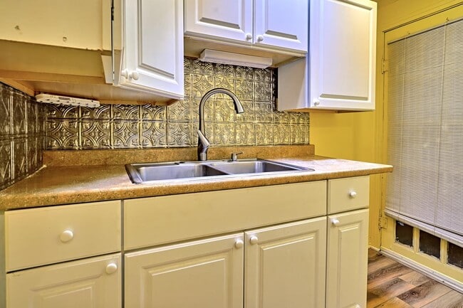 Building Photo - 1508 Edith Blvd NE