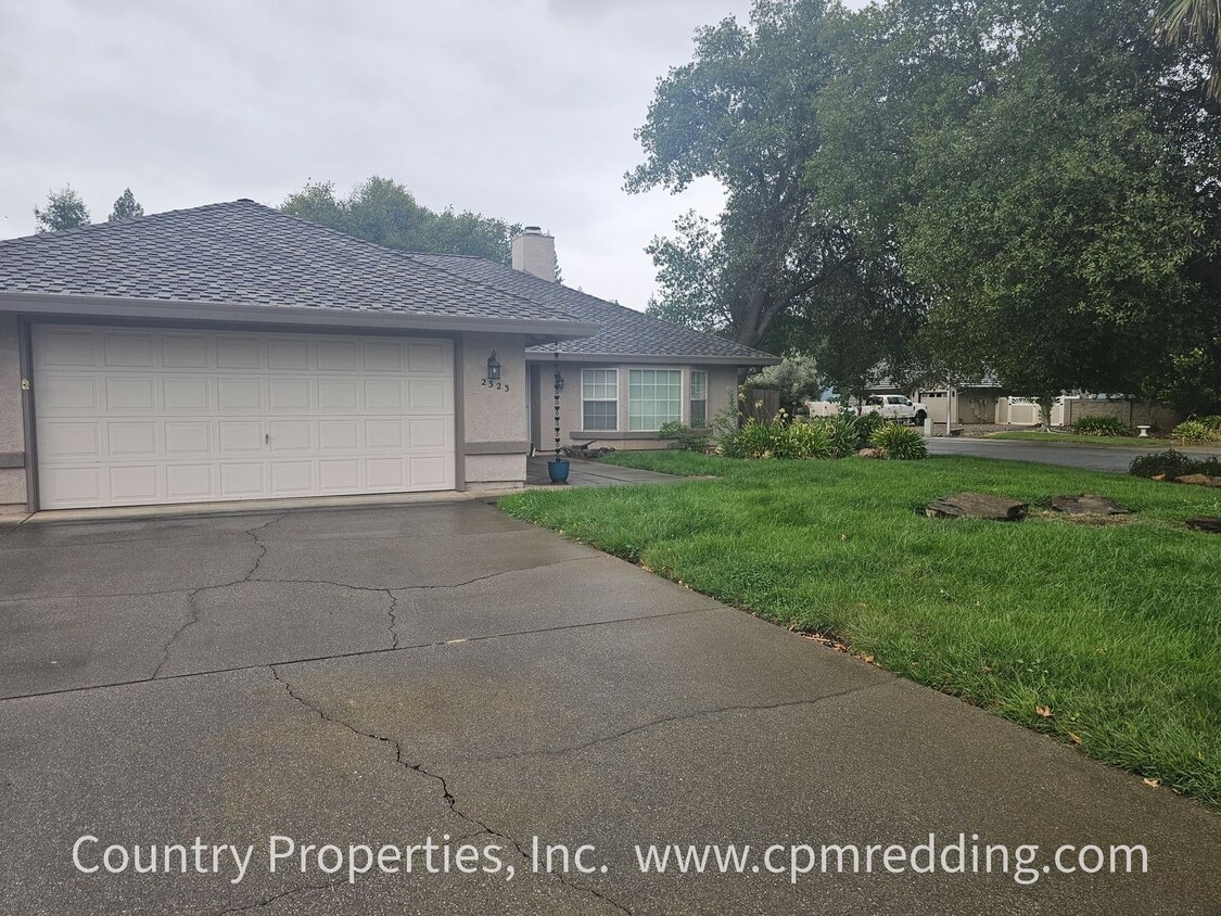 Primary Photo - Spacious Home in Saratoga Estates with Lan...