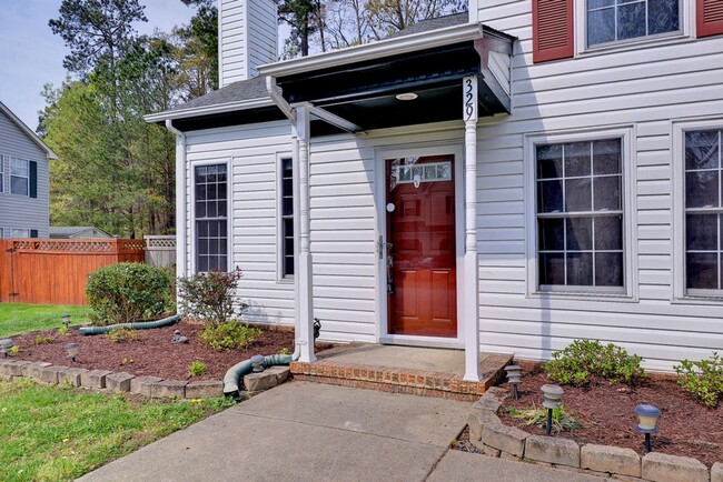 Building Photo - Spacious Duplex in Coventry