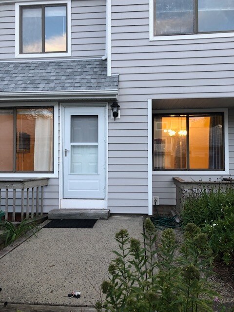 Vista frontal del condominio - 428 Thoreau Rd