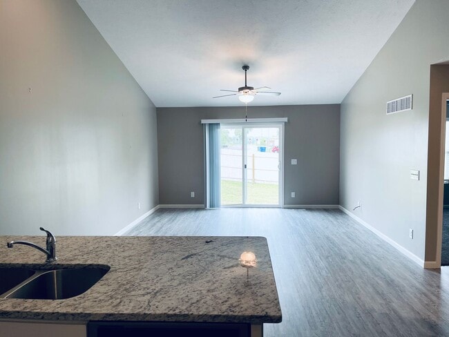 Building Photo - 4BR/4BA Home Minutes From Village Pointe!