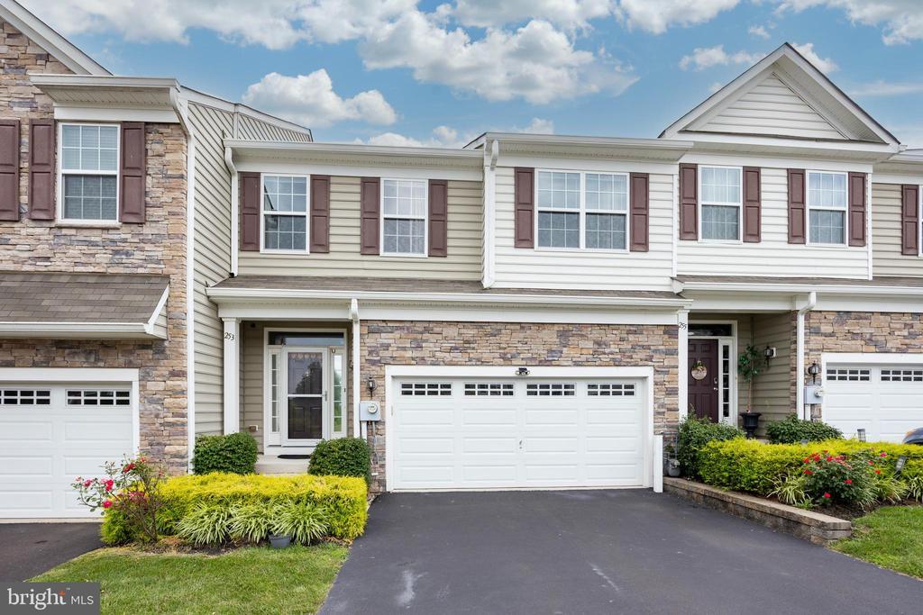 Primary Photo - 253 Fairfield Cir W